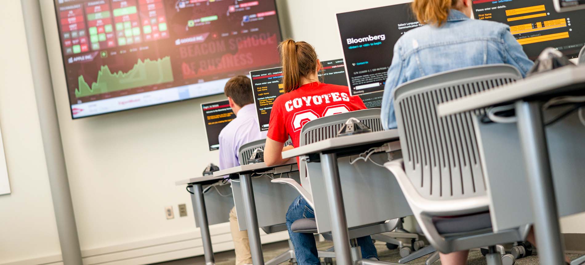  Students Using the Ellis Finance and Analytics Lab.