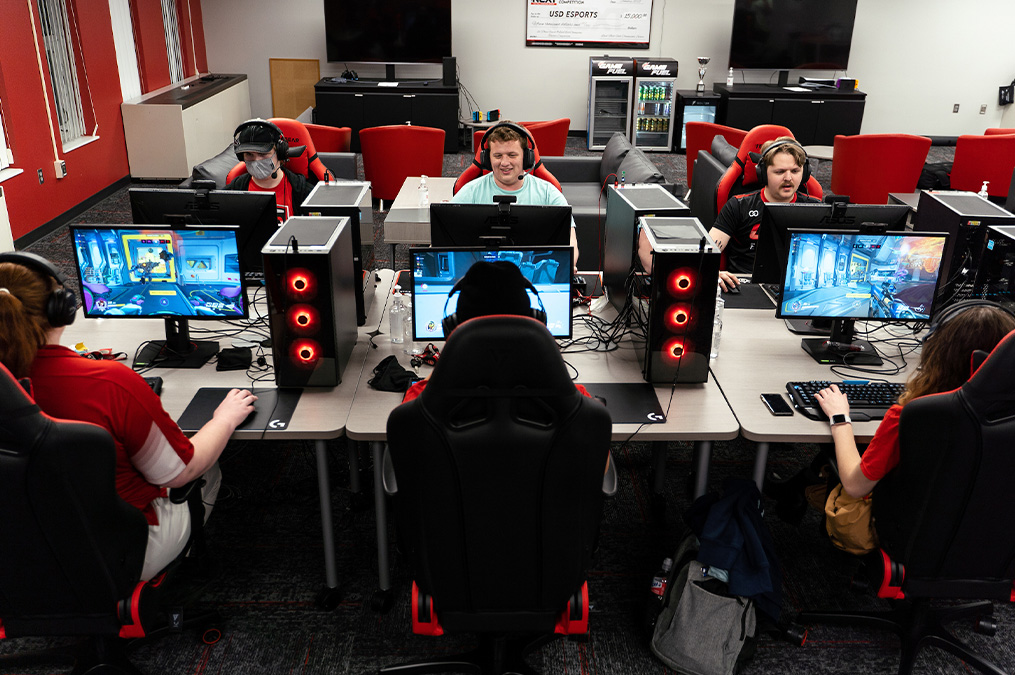 6 players on pc playing a game together.