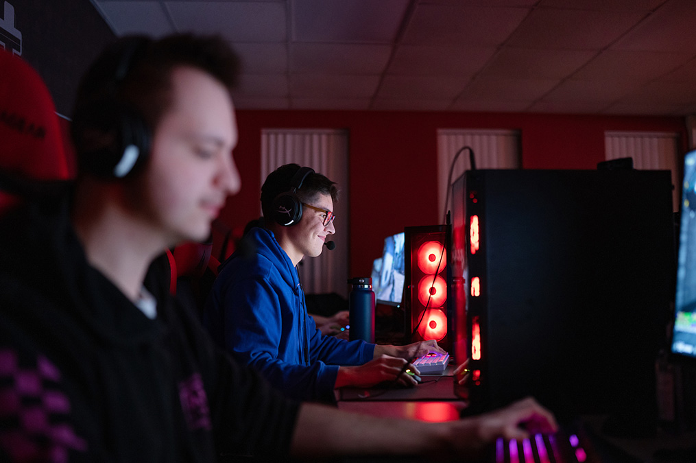 Esports players on their computers in the dark.