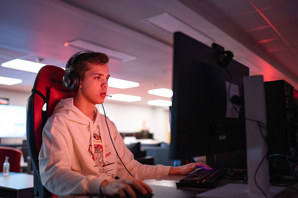 An esport player at a desk on a pc.