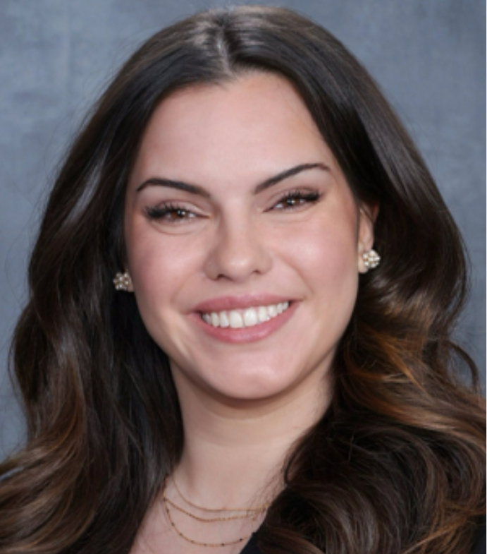 Clara Canas smiling.