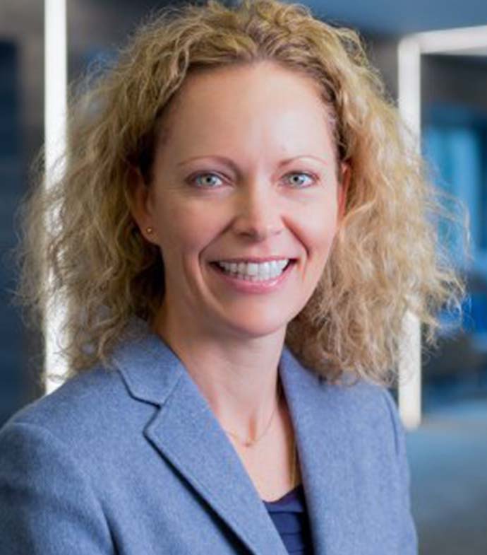 Success story Jennifer Hull smiling.