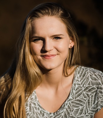 Success story Mikayla Meyer smiling.